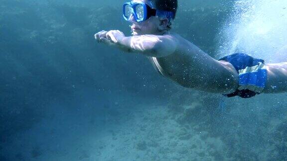 男孩戴着水下面罩在红海潜水