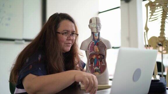 在虚拟课堂上教授人体解剖学的老师