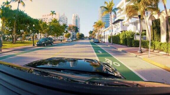 MSPOV汽车沿着阳光街道行驶迈阿密佛罗里达美国