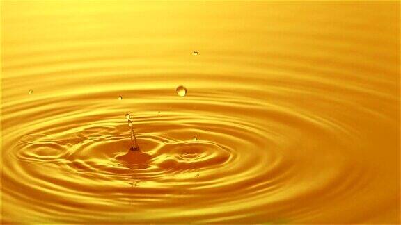 金色的水滴和涟漪