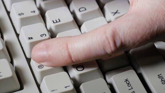 手指按下键盘上的2号键或@键