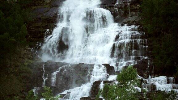 瀑布谷挪威Tvindefossen瀑布是挪威最大和最高的瀑布其高度为152米是挪威著名的自然地标