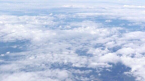透过飞机窗户看到的云朵和天空