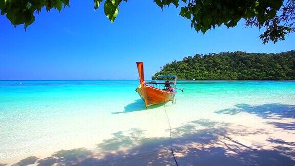 泰国南部的安达曼海热带沙滩