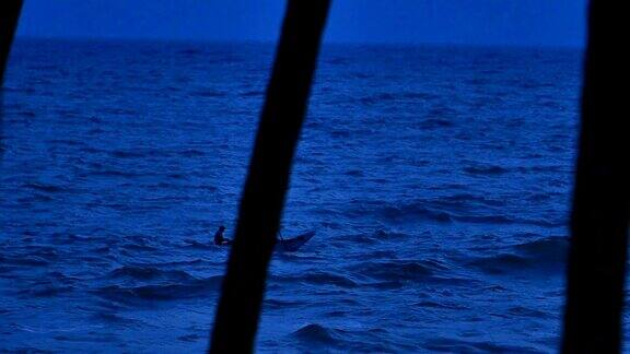 渔民在海上