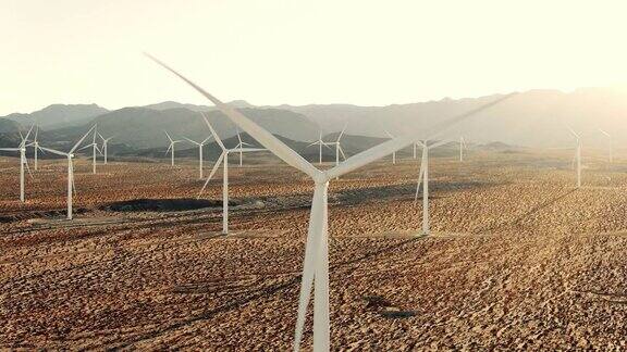 日落时分沙漠风电场中的风车