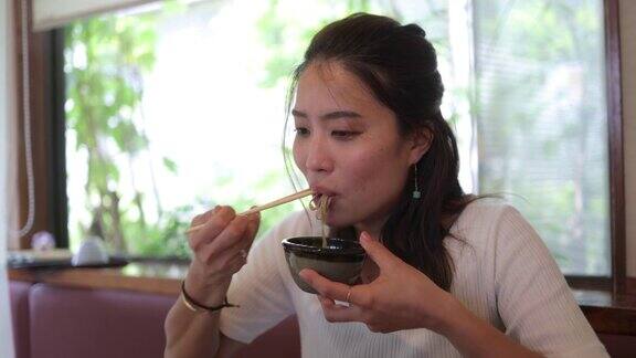 一名日本女子午餐在日本餐厅吃天妇罗荞麦面