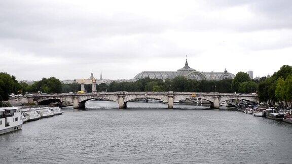 巴黎法国协和桥和小皇宫在白天