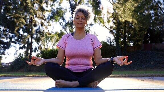 美丽的黑人妇女冥想瑜伽