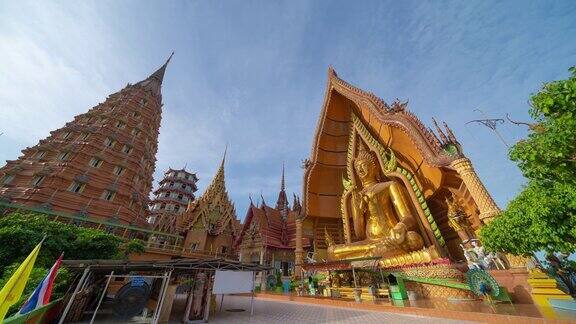 泰国北碧府虎洞寺大金佛和佛塔的时间流逝著名旅游景点地标旅游概念
