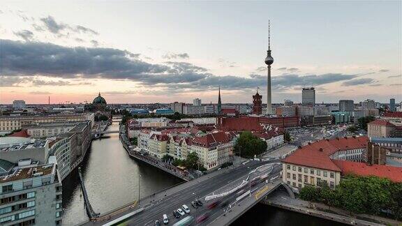 柏林白天到夜晚的时间流逝与施普雷河电视塔和柏林大教堂柏林德国