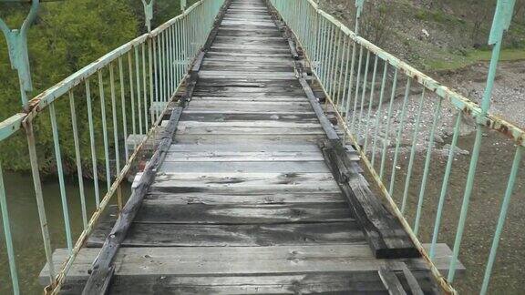 在一座古老而危险的吊桥上行走