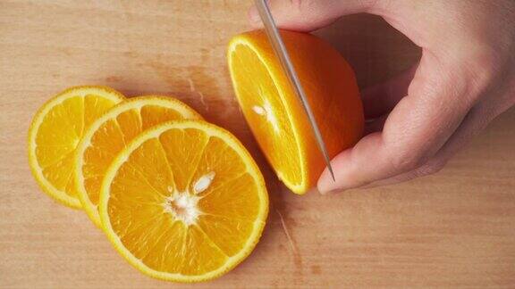 在厨房砧板上切橘子放在盘子上木桌作为背景近距离观看