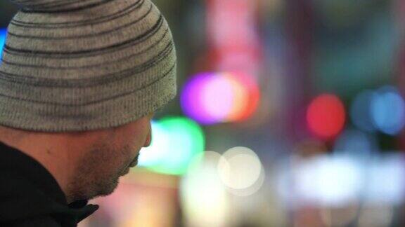 亚洲男子在城市街道上使用智能手机夜景