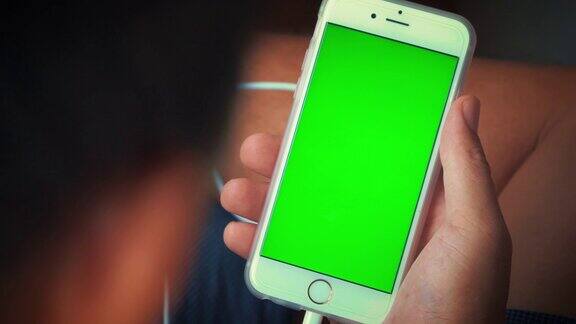 过肩拍摄使用智能手机绿色屏幕