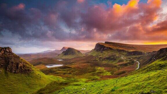 《时光流逝:苏格兰斯凯岛奎莱恩的日落》