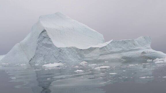 气候变化-冰山和冰从北极自然冰川格陵兰岛
