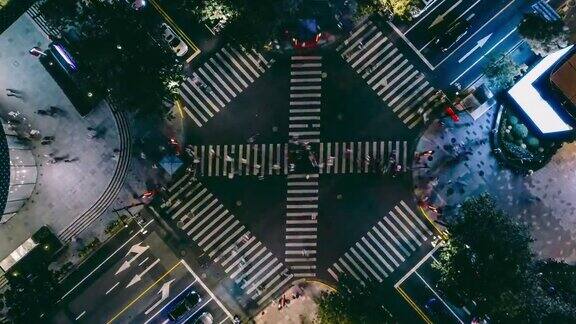 无人机视角的城市街道十字路口在夜间