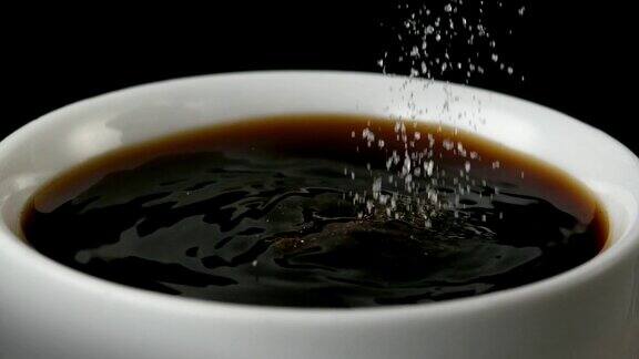 糖倒入黑咖啡-关门