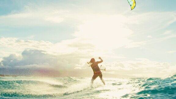 日落时的女子风筝滑板