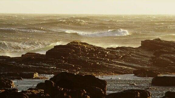 海浪冲入岩石海岸