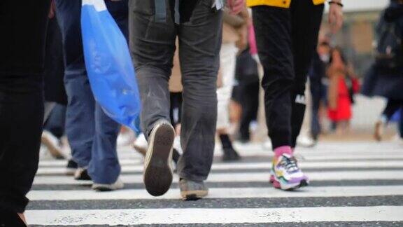 涩谷拥挤的亚洲人和游客过马路