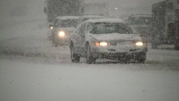 冬天的暴风雪车失去了控制在湿滑的道路上车辆来往