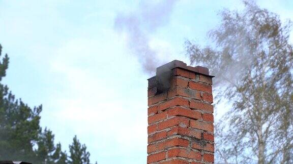 黑烟从砖砌烟囱里滚滚冒出来