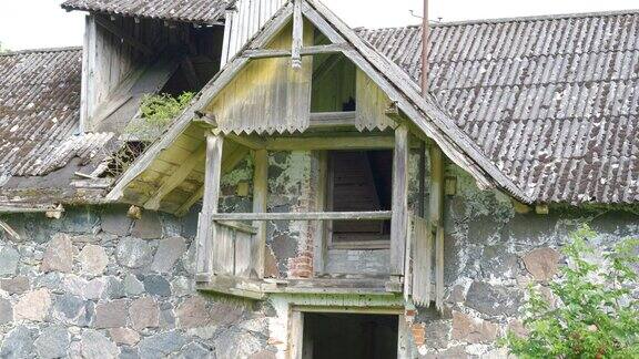 爱沙尼亚的旧混凝土房子的破屋顶