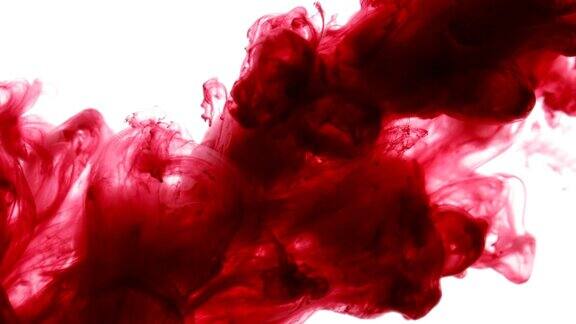 红色颜料在水中创造液体艺术形状