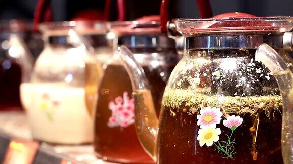 雕花玻璃茶壶配草药茶传统医学实践