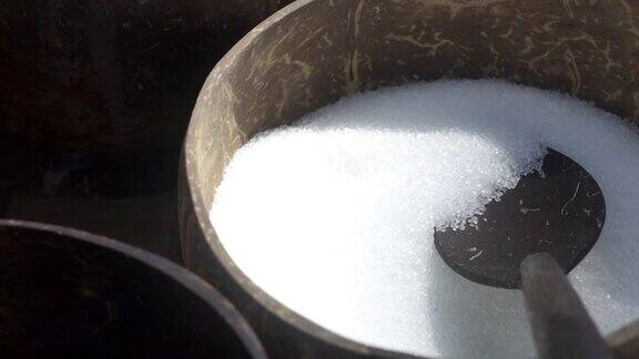 糖放在一个木碗里