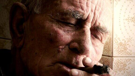 一位神情若有所思的老人抽着雪茄