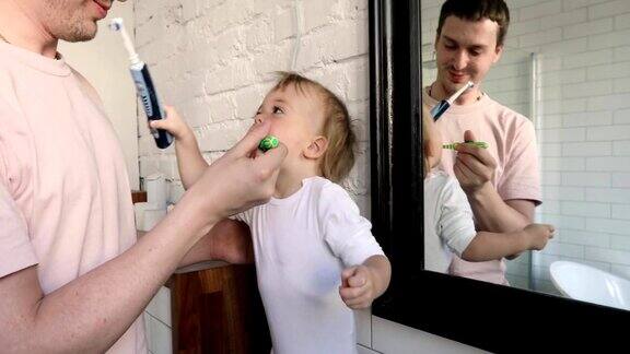 刷牙的可爱宝宝的男人