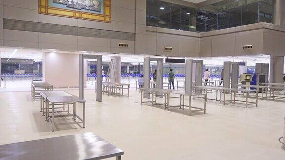 机场的x光设备检查行李