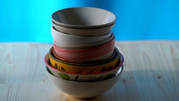 PAN陶瓷碗堆放在木地板上