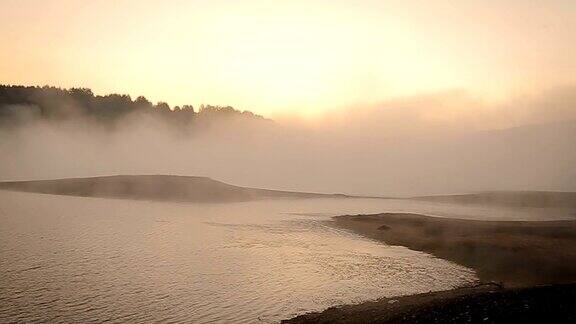 早晨湖面上的景色很美雾在日出