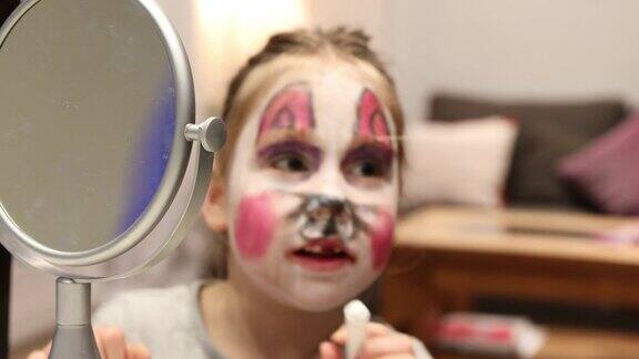 小女孩把自己打扮成小丑