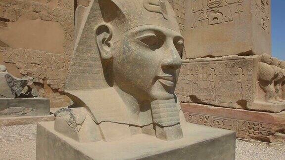 埃及卢克索卡纳克神庙中的拉美西斯二世雕像