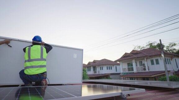 安装和维护太阳能光伏板的技术工人