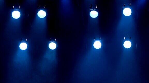 在表演或表演中聚光灯透过舞台上的烟雾发出的蓝光照明设备录像是循环播放的没有间隙