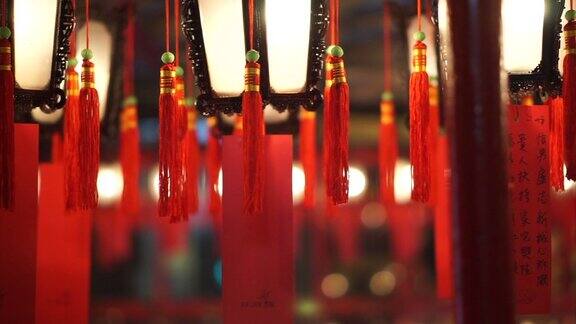 在香港的中国寺庙里标志性的灯笼和香