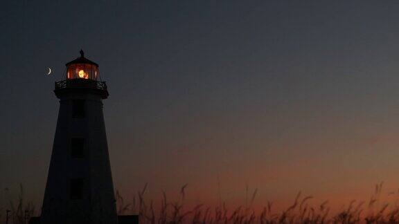 壮丽日落下的爱德华王子岛上的灯塔