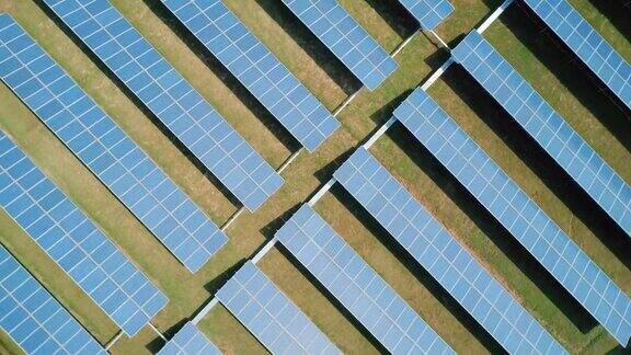 空中顶部向下拍摄与相机旋转太阳能电池板农场太阳能电池可再生绿色替代能源概念相机移动