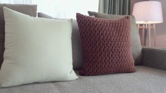 现代客厅沙发上有装饰性的棕色枕头