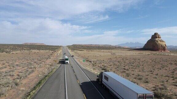 四车道高速公路的鸟瞰图在黄昏的沙漠西南部犹他州摩押附近