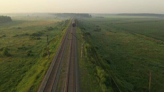 火车在黎明时乘火车穿过旷野