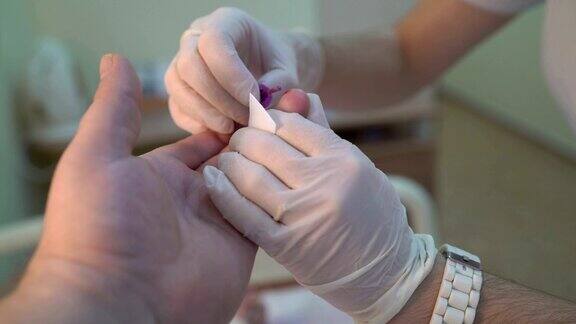病人在医院接受检查时手指穿刺验血