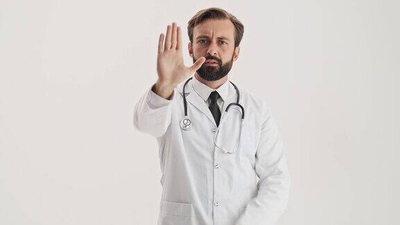 用听诊器认真的男医生与某人意见相左用手做停止的手势