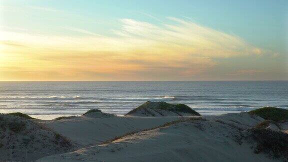 沙滩上的沙丘和日落时的海景加州Oceano